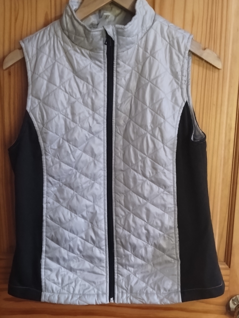 exertek Quilted Sleeveless Vest in White with Black Panels
